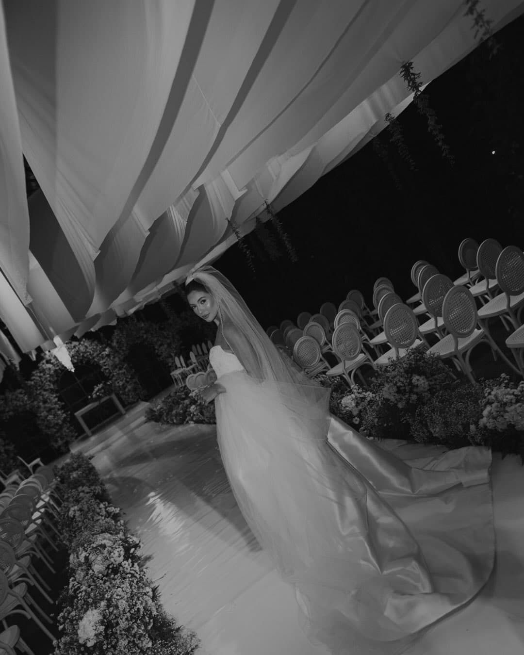 Celebração de casamento com fornecedores trabalhando no evento